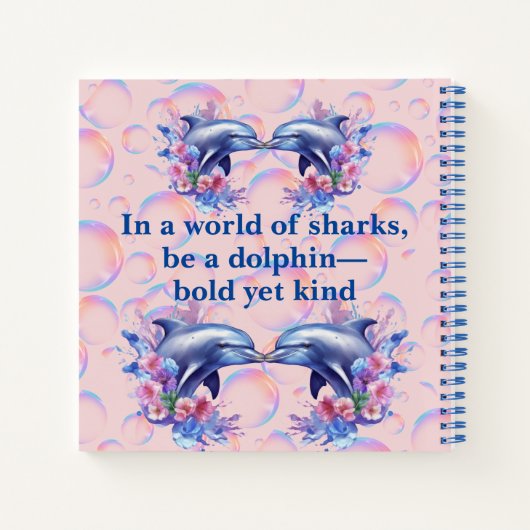 Monogram In Een Wereld Van Haaien, Wees Een Dolfij Notitieboek (Achterkant)