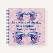 Monogram In Een Wereld Van Haaien, Wees Een Dolfij Notitieboek (Voorkant)