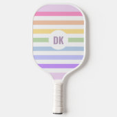 Monogram in witte cirkel pasta regenboogstrips pickleball paddle (Achterkant)