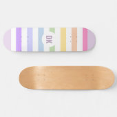 Monogram in witte cirkel pasta regenboogstrips skateboard (Horizontaal)