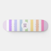 Monogram in witte cirkel pasta regenboogstrips skateboard (Horizontaal)