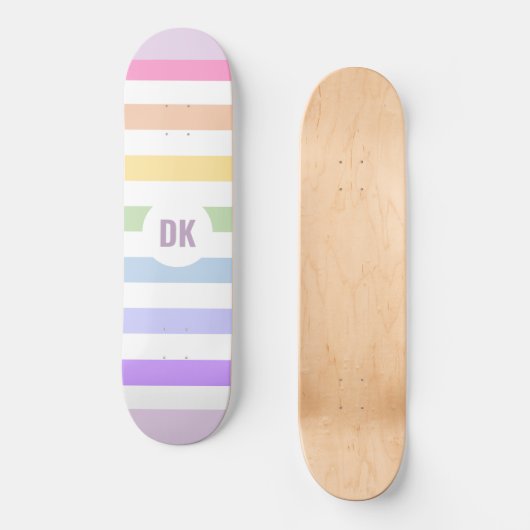 Monogram in witte cirkel pasta regenboogstrips skateboard (Voorkant)
