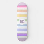 Monogram in witte cirkel pasta regenboogstrips skateboard (Voorkant)