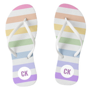 Monogram in witte cirkel pasta regenboogstrips teenslippers