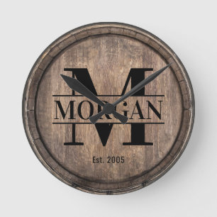 Monogram Initiaal Familienaam Rustic Faux Wooden Ronde Klok