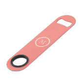 Monogram Initiaal koraal roze hoog gekleurd Speed Flessenopener (Voorkant Gekanteld)