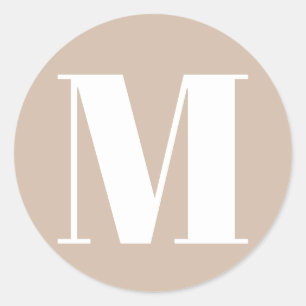 Monogram initiaal nummer beige-taankleurig-wit aan ronde sticker
