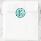 Monogram Initiaal Zwart en Blauwgroen Letter Stick Ronde Sticker (Tas)