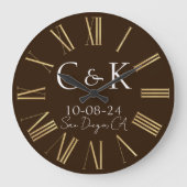 Monogram Initialen op Chocolade Bruin Bruiloft Grote Klok (Voorkant)