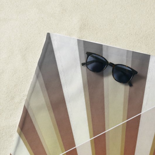 Monogram Initialen op Starburst Stripes Geel Geel Strandlaken (In situ)