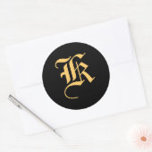 Monogram "K" goudkleurig op zwart Ronde Sticker (Envelop)