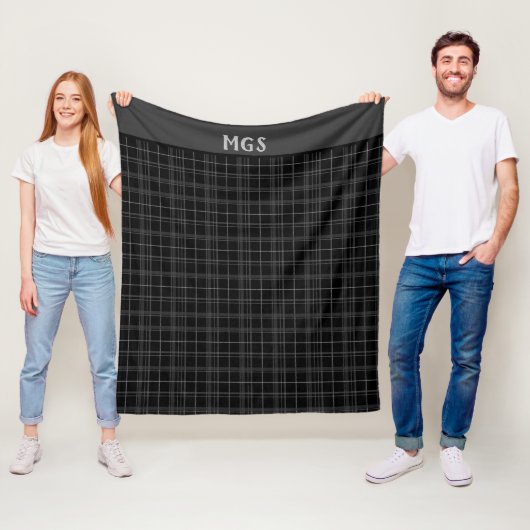 Monogram Knus Zwart Plaid Fleece Deken (In situ)