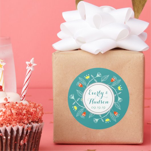 Monogram Koraal en Mint Modern Garland Ronde Sticker (Feest)