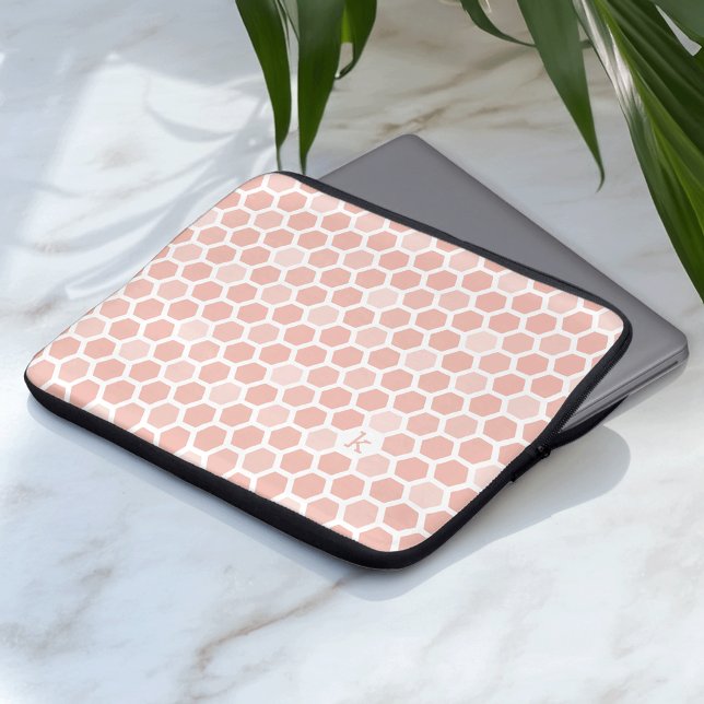 Monogram koraalroze geo Hexagon Pattern Laptop Sleeve (Creator heeft geüpload)