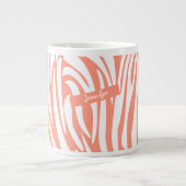 Monogram koraalroze gestreept Zebra Pattern Trendy Extra Grote Beker (Voorkant)