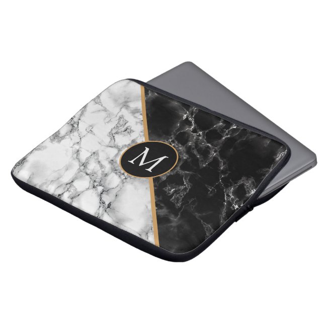 Monogram laptophoes - zwart, witte marmer laptop sleeve (Voorkant top)