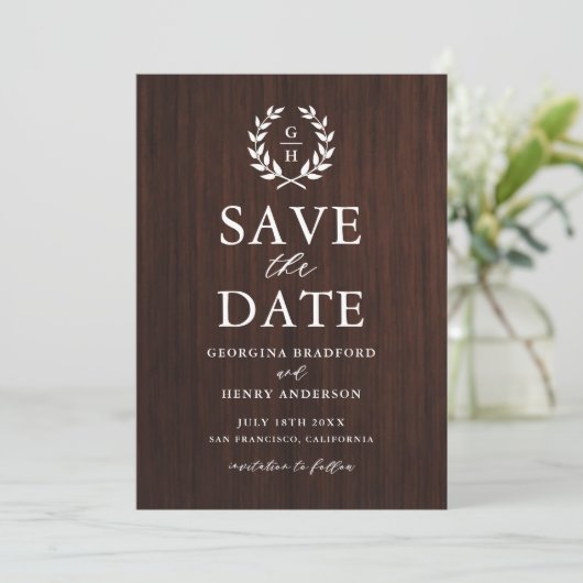 Monogram Laurel Wreath Rustic Wood Save the Date (Staand voorkant)