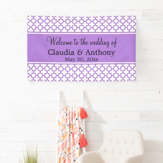 Monogram Lavender Quatrefoil Pattern Weddenschap Spandoek (Insitu)