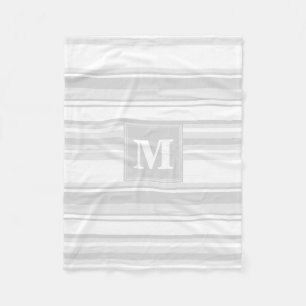 Monogram lichtgrijze strepen fleece deken