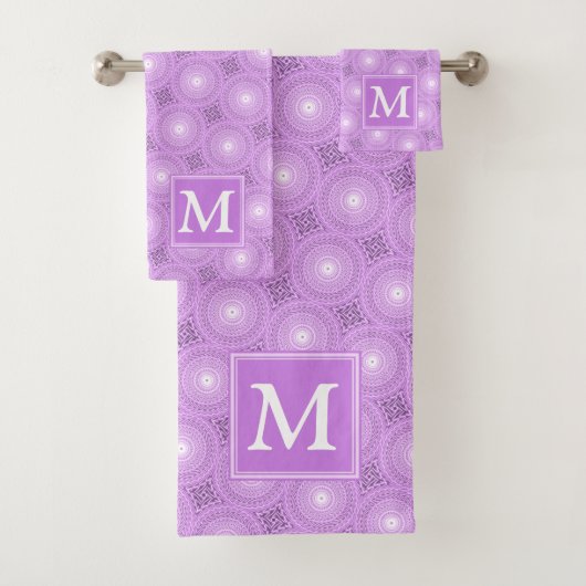 Monogram lilac purple circles pattern bad handdoek (Insitu)