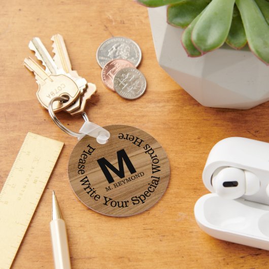 Monogram met aangepaste tekst op faux (niet echt)  sleutelhanger (Bureau)