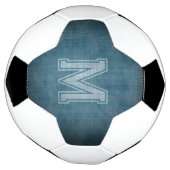 Monogram met grungy krijtbord blauwe achtergrond voetbal (Gedraaid)