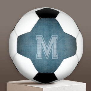 Monogram met grungy krijtbord blauwe achtergrond voetbal