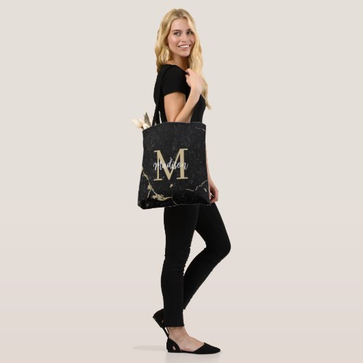 Monogram Modern Gold Black Marmer Draagtas (Op model)