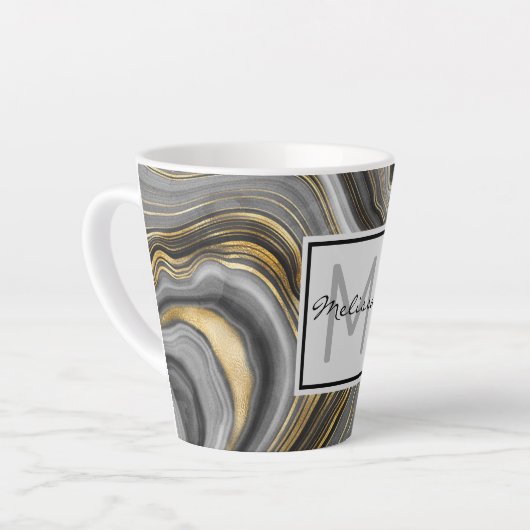 Monogram modern goud en grijs geanide geode latte mok (Linkerhoek)