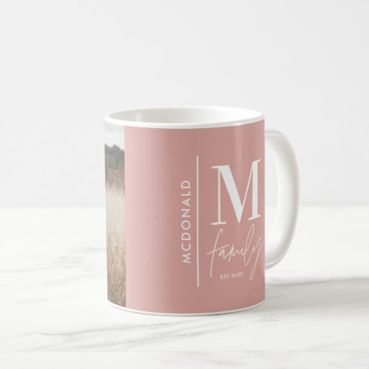Monogram moderne roze gepersonaliseerde fotofamili koffiemok (Voorkant rechts)