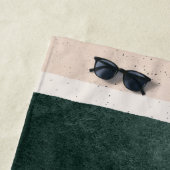 Monogram moderne script Earthy strepen zomer Strandlaken (In situ)