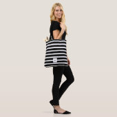 Monogram moderne zwarte en witte horizontale strep draagtas (Op model)