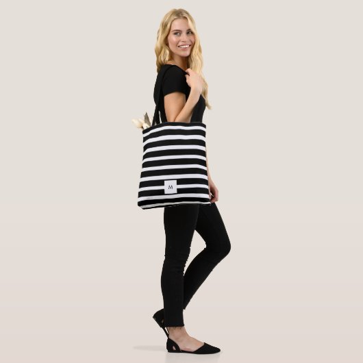 Monogram moderne zwarte en witte horizontale strep draagtas (Op model)