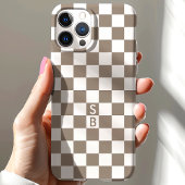 Monogram mokka en wit schaakbordpatroon Case-Mate iPhone case