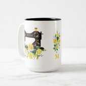 Monogram  naaimachine, geel tweekleurige koffiemok (Voorkant links)