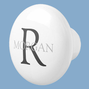 Monogram & naam, klassiek wit met grijze tekst keramische knop