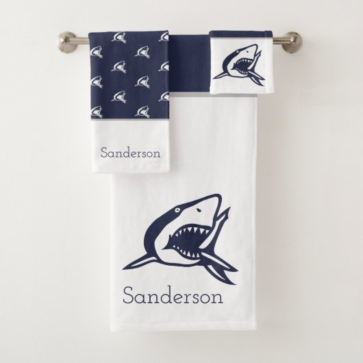 Monogram naam Nautical Shark Navy Blue | wit Bad Handdoek (Insitu)