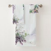 Monogram Naam Paarse Floral Green Foliage Rustige Bad Handdoek (Insitu)