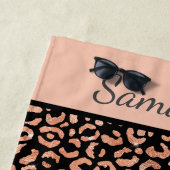 Monogram naam Roos Gold Black Leopard Print Strandlaken (In situ)