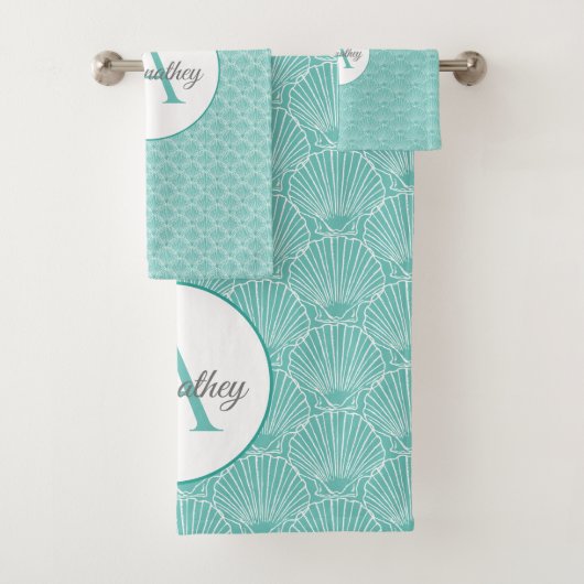 Monogram Naam Witte Zee Shell Pattern Beach House Bad Handdoek (Insitu)