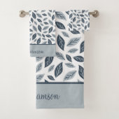 Monogram Navy Blauwe Grijze Bladeren Botanisch Cad Bad Handdoek (Insitu)