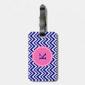 Monogram Navy Blue Chevron Pattern met Hot Pink Bagagelabel (Achterkant verticaal)