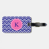 Monogram Navy Blue Chevron Pattern met Hot Pink Bagagelabel (Achterkant horizontaal)