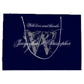 Monogram Navy Blue Silver White Elegant Wedding Groot Cadeauzakje (Achterkant)