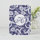 Monogram Navy Damask Swirls Wedding Invitation Kaart (Staand voorkant)