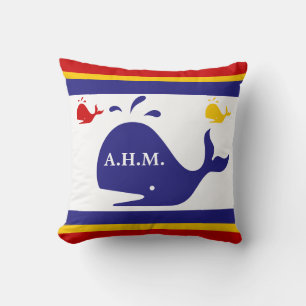 MONOGRAM op blauwe, gele en rode walvissen op witt Kussen