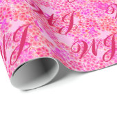 Monogram op de Pastel Pink Floral Achtergrond Cadeaupapier (Rol Hoek)