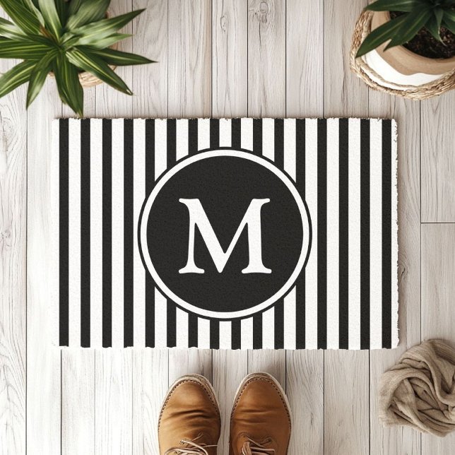 Monogram op zwarte en witte strepen deurmat (Elegant Black And White Monogram Doormat)