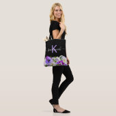 Monogram paars violet zwarte floraalschrift draagtas (Op model)