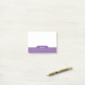 Monogram Paarse en witte Quatrefoil Post-it® Notes (Op bureau)